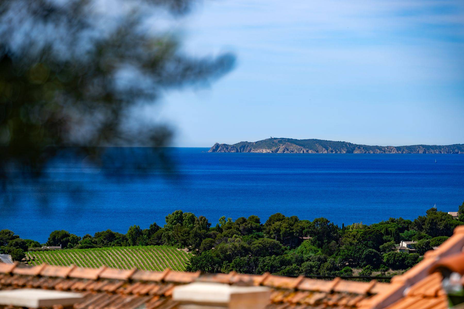 Cabinet Up'In YourLife — Maison de la thérapie brève à La Croix-Valmer, vue sur la Baie de Cavalaire et les Îles de Porquerolles, Port-Cros et Levant